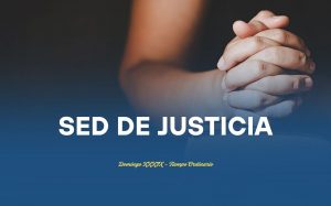 Mujer orando al amanecer simbolizando la perseverancia en la fe y la sed de justicia.
